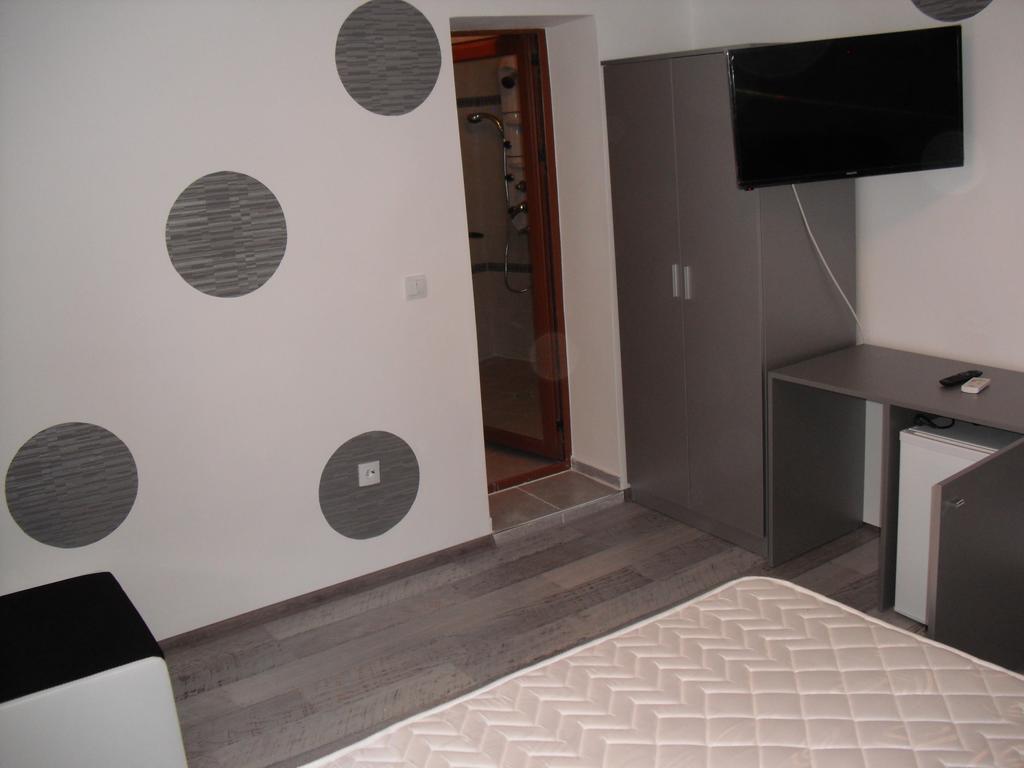 Family Hotel Malibu Chernomorets Buitenkant foto