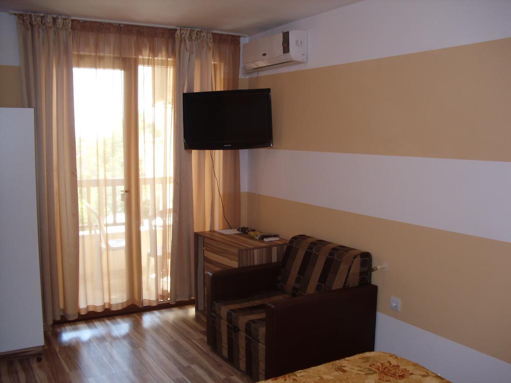 Family Hotel Malibu Chernomorets Buitenkant foto