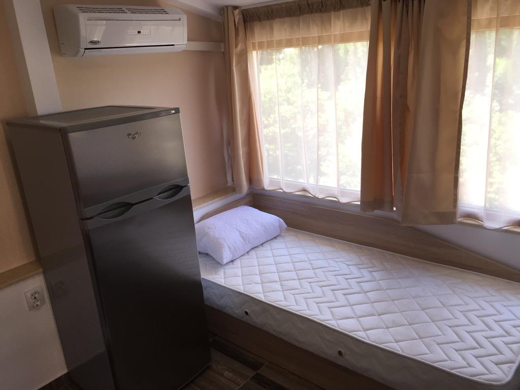 Family Hotel Malibu Chernomorets Buitenkant foto